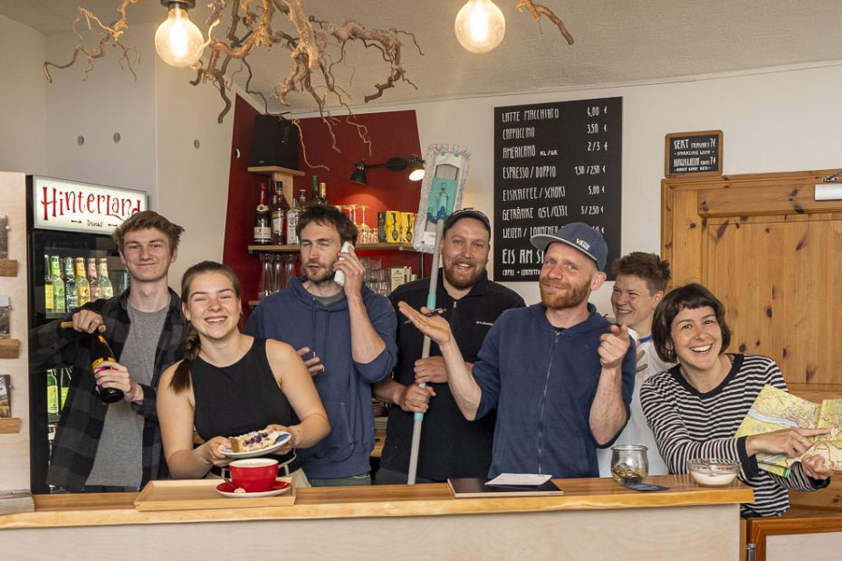 Hinterland HOstel Sächsische Schweiz Team Tresen Siebträgermaschine Kaffee Cafe