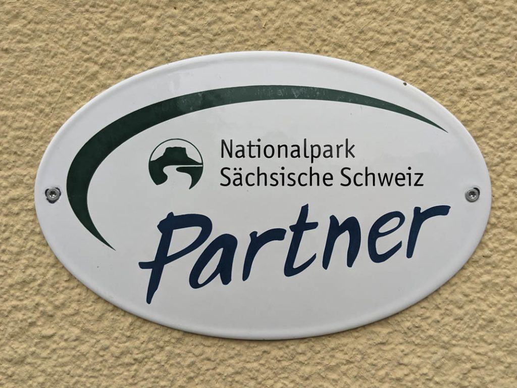 Mitgliedschaft Partnernetzwerk Nationalpark Sächsische Schweiz Partner Siegel Logo Plakette Hinterland Hostel