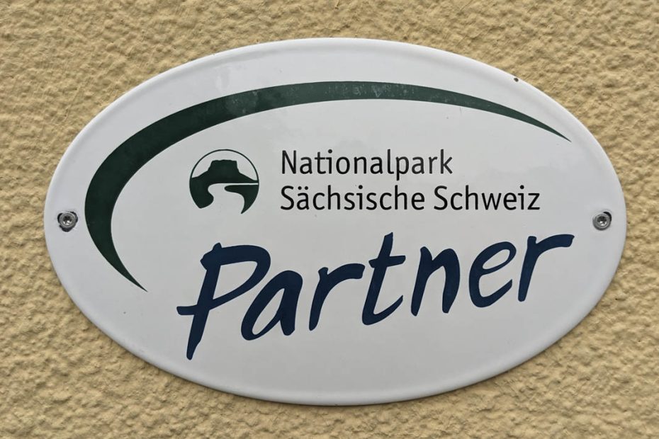 Mitgliedschaft Partnernetzwerk Nationalpark Sächsische Schweiz Partner Siegel Logo Plakette Hinterland Hostel