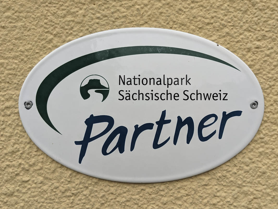 Mitgliedschaft Partnernetzwerk Nationalpark Sächsische Schweiz Partner Siegel Logo Plakette Hinterland Hostel