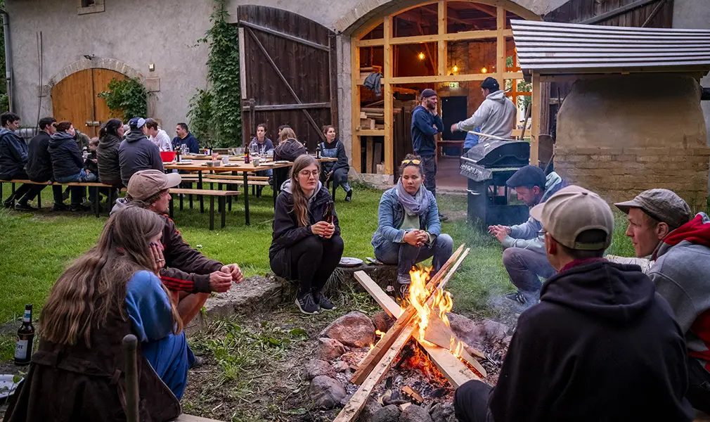 Lagerfeuerstelle und Lehmbackofen für Pizza hinter der Schneune, Hinterland Hostel, Sächsische Schweiz